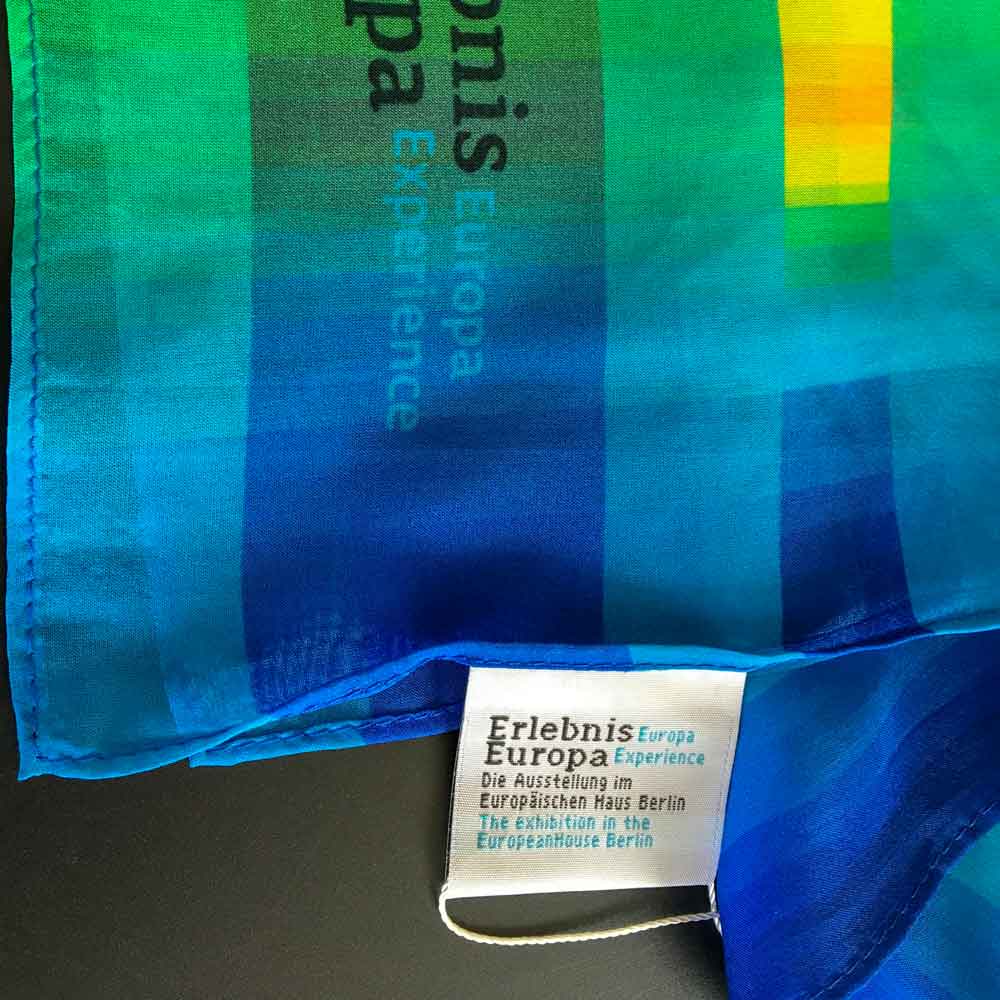 Fular de crepé de seda con etiqueta tejida de Europäischen Haus Berlin y nombre individual