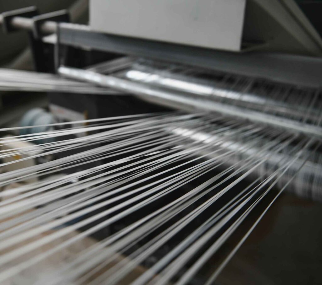 Telar con hilo de microfibra en la fábrica para pañuelos personalizados