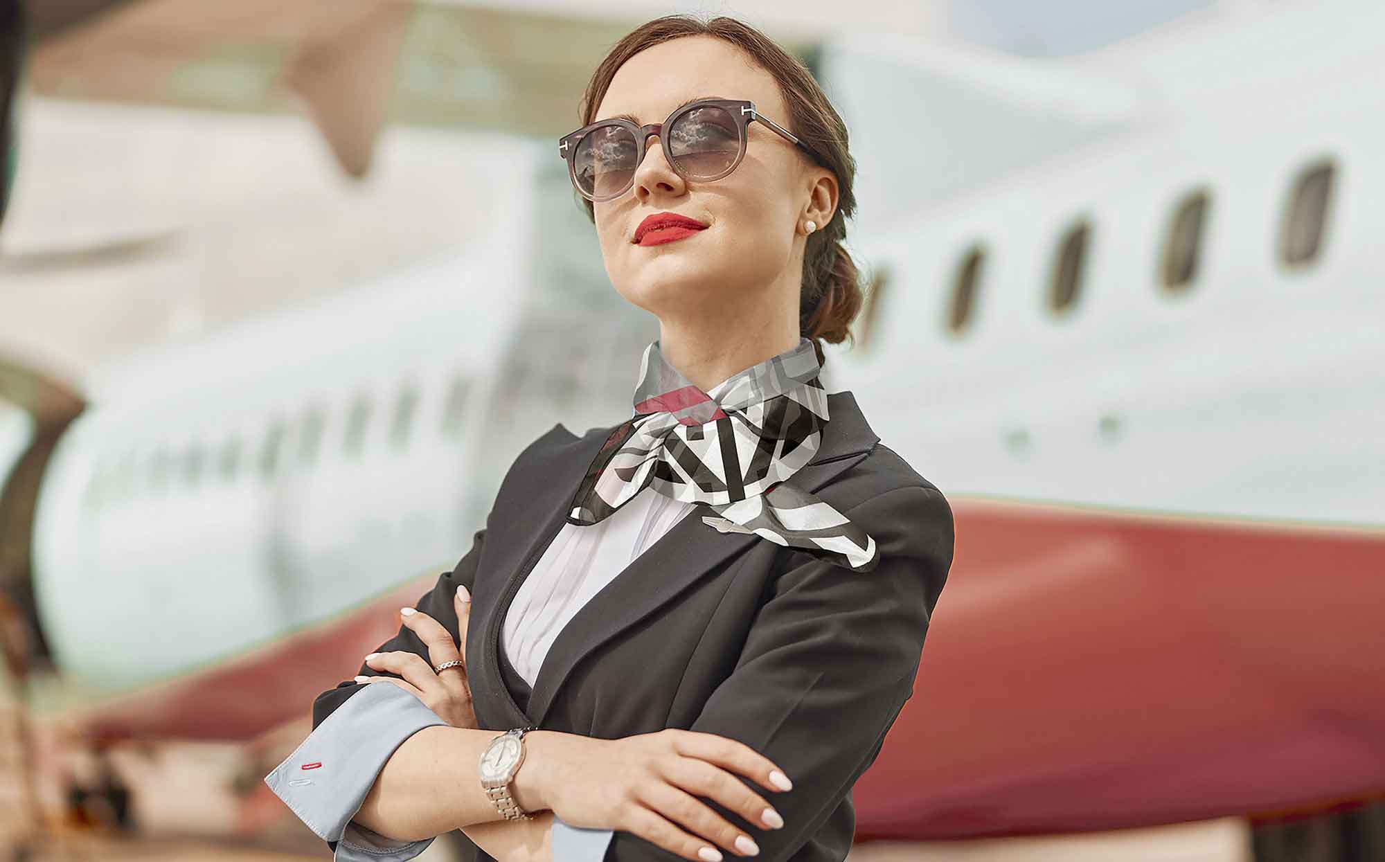 Stewardessa z firmowym chusteczka na szyi